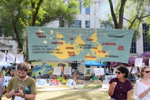 Affichage à la Place Pasteur.