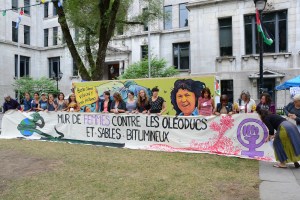 Le mur des femmes contre les oléoducs.