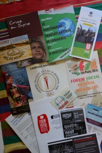 Quelques pamphlets et dépliants pour le FSM.